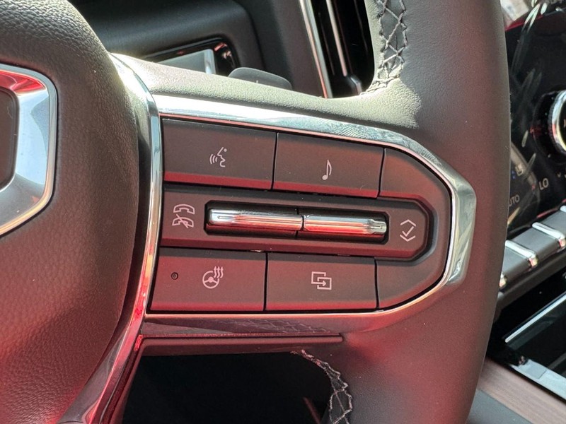 GMC Yukon XL Vehicle Image 14