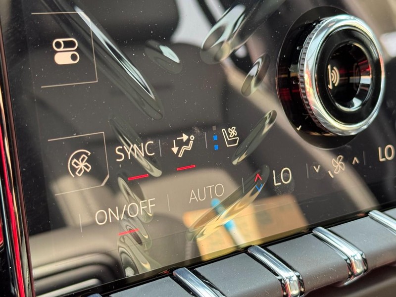 GMC Yukon XL Vehicle Image 15