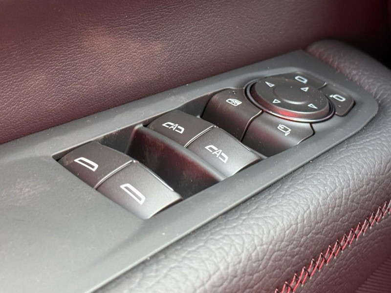 GMC Yukon XL Vehicle Image 18