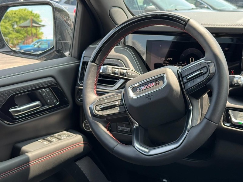 GMC Yukon Vehicle Image 09