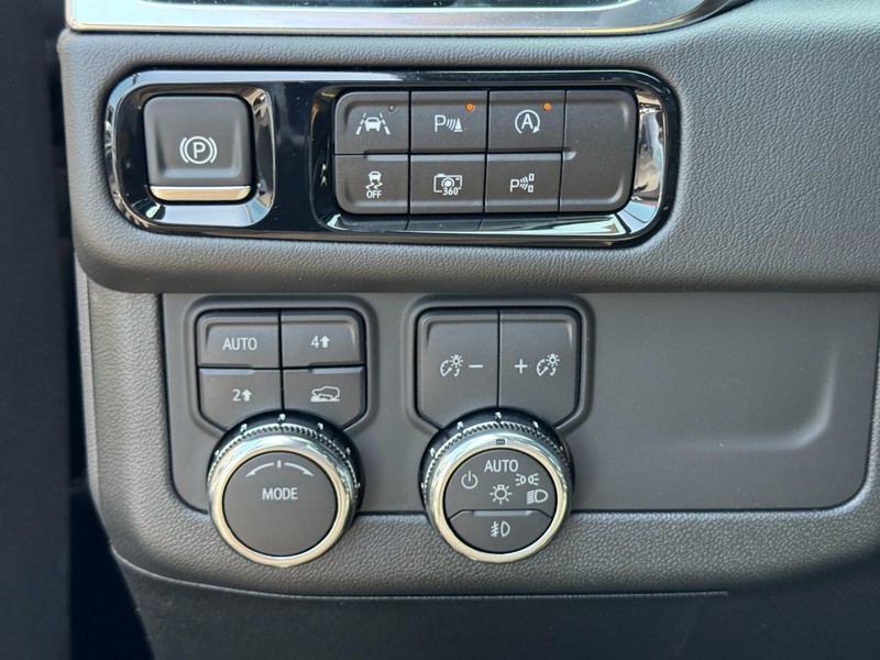 GMC Yukon Vehicle Image 12