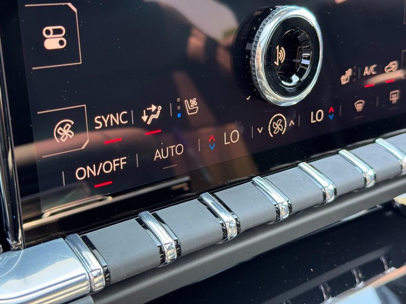 GMC Yukon Vehicle Image 15