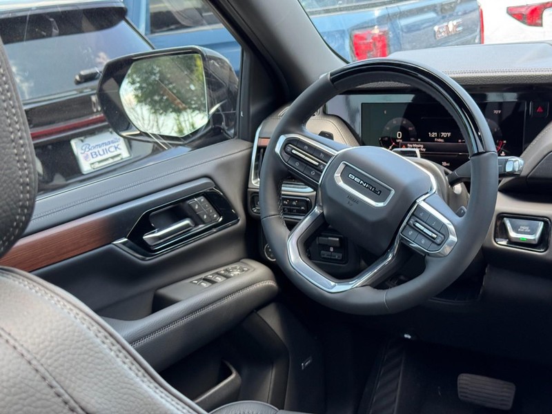 GMC Yukon Vehicle Image 09
