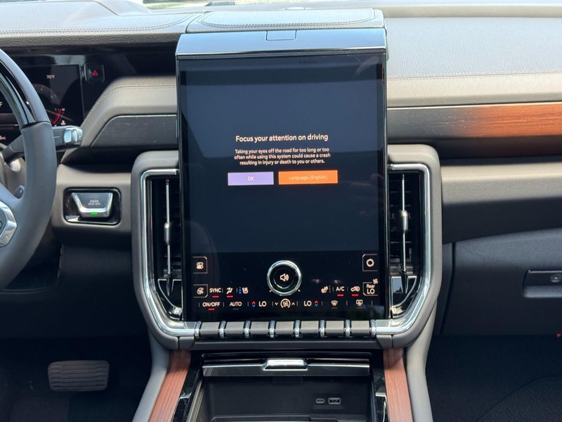 GMC Yukon Vehicle Image 10