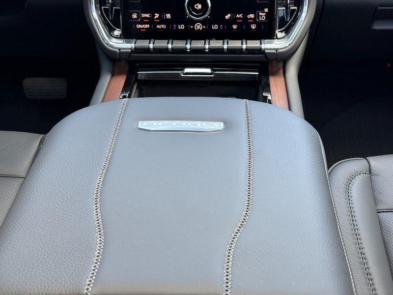 GMC Yukon Vehicle Image 11