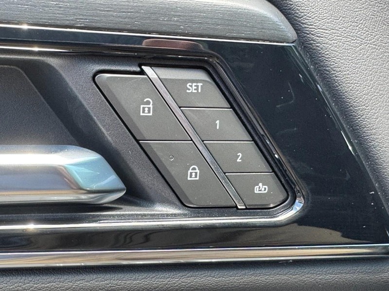 GMC Yukon Vehicle Image 12