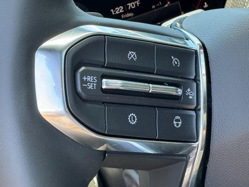 GMC Yukon Vehicle Image 14