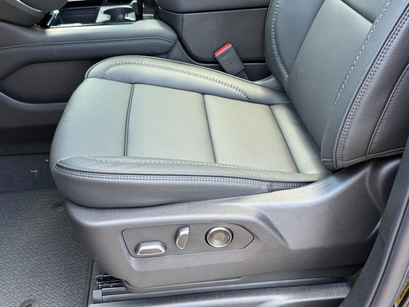 GMC Yukon Vehicle Image 18