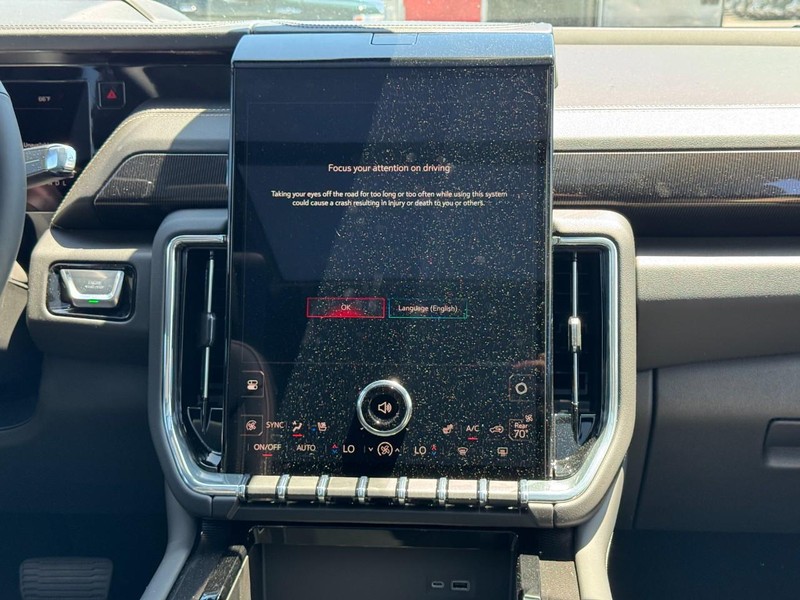 GMC Yukon XL Vehicle Image 10