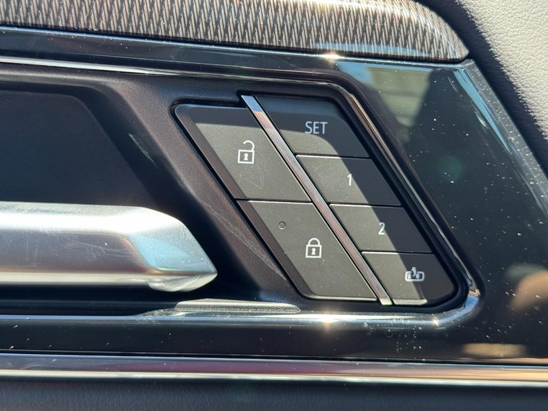 GMC Yukon XL Vehicle Image 12