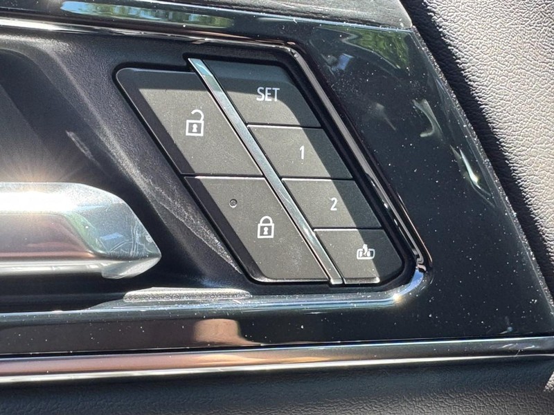 GMC Yukon Vehicle Image 12