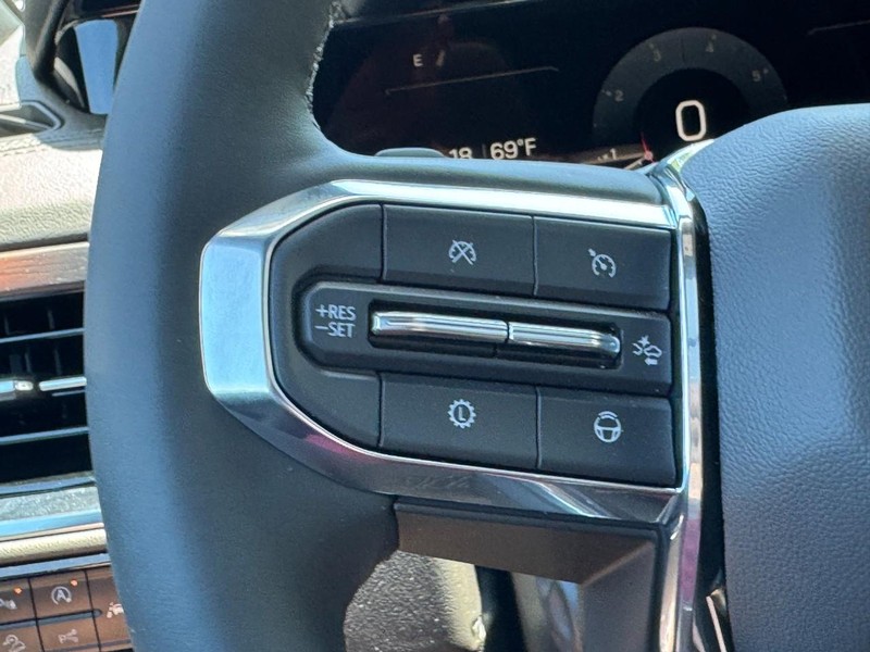 GMC Yukon Vehicle Image 13