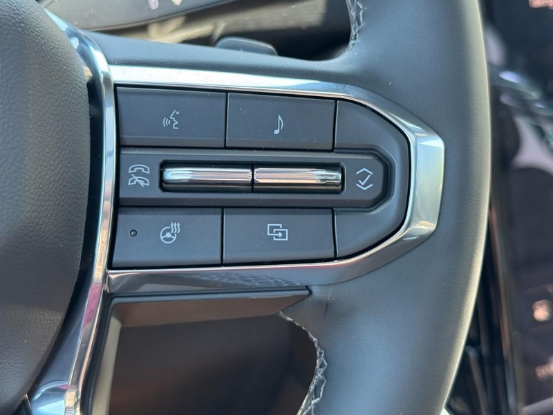 GMC Yukon Vehicle Image 14