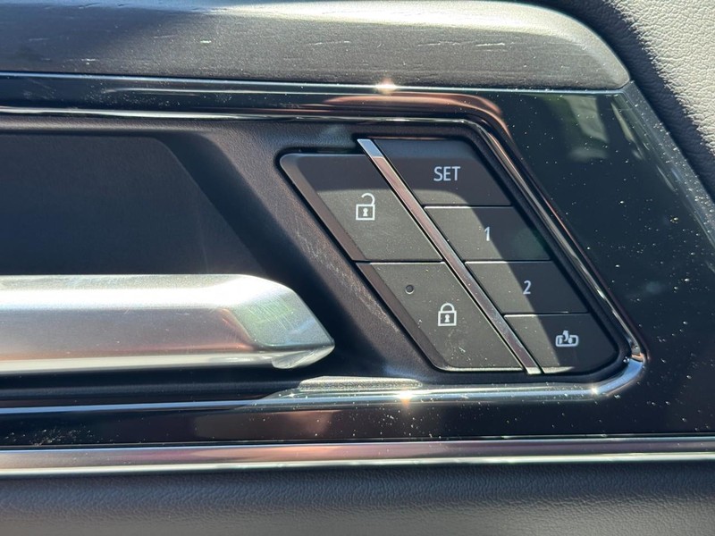 GMC Yukon Vehicle Image 11