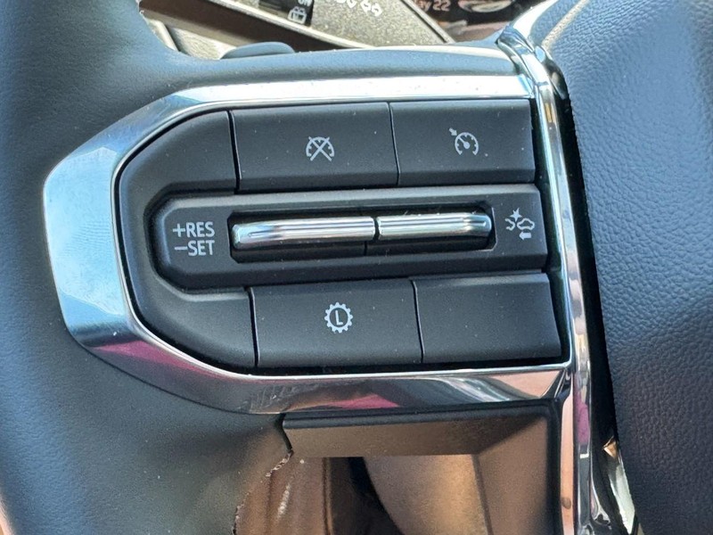 GMC Yukon Vehicle Image 12