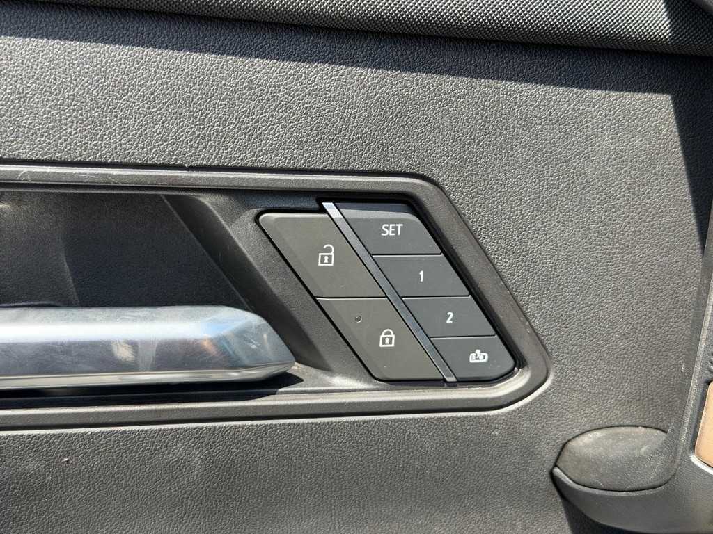 GMC HUMMER EV SUV Vehicle Image 11