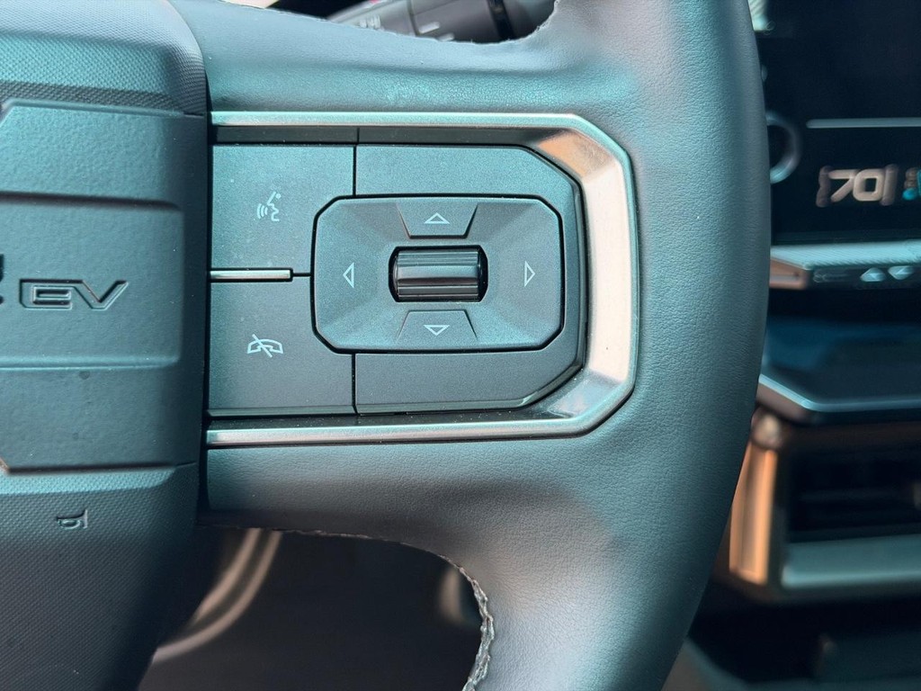 GMC HUMMER EV SUV Vehicle Image 14