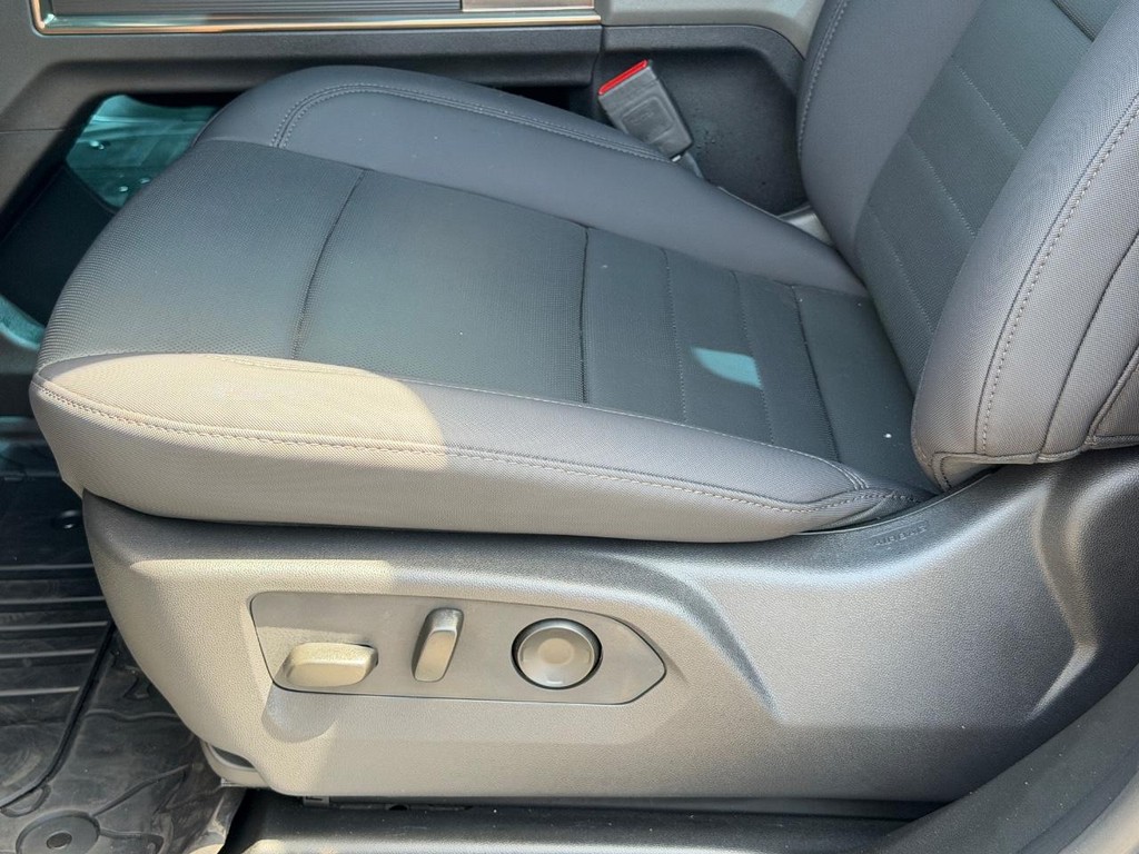 GMC HUMMER EV SUV Vehicle Image 17