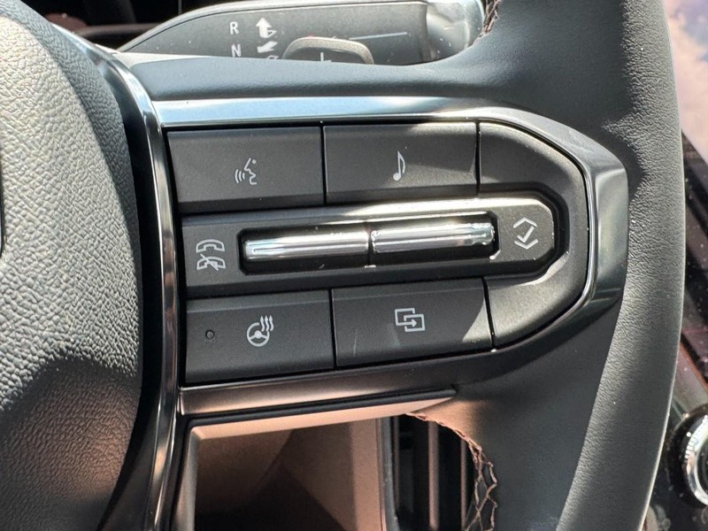 GMC Acadia Vehicle Image 13