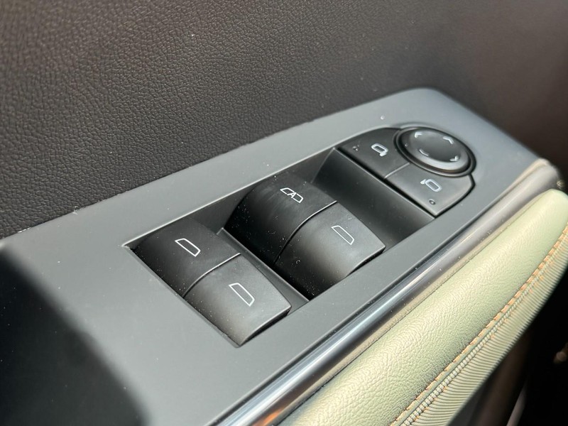 GMC Acadia Vehicle Image 18