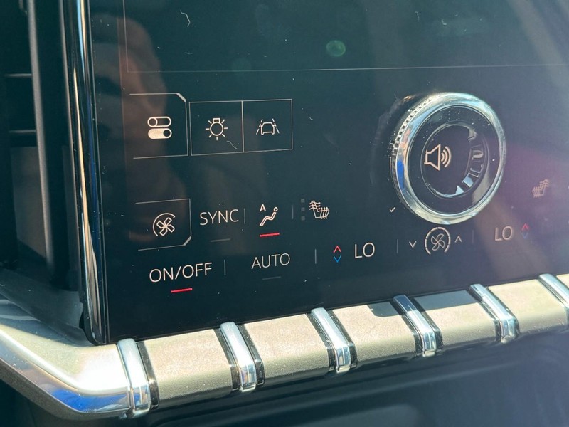 GMC Acadia Vehicle Image 14