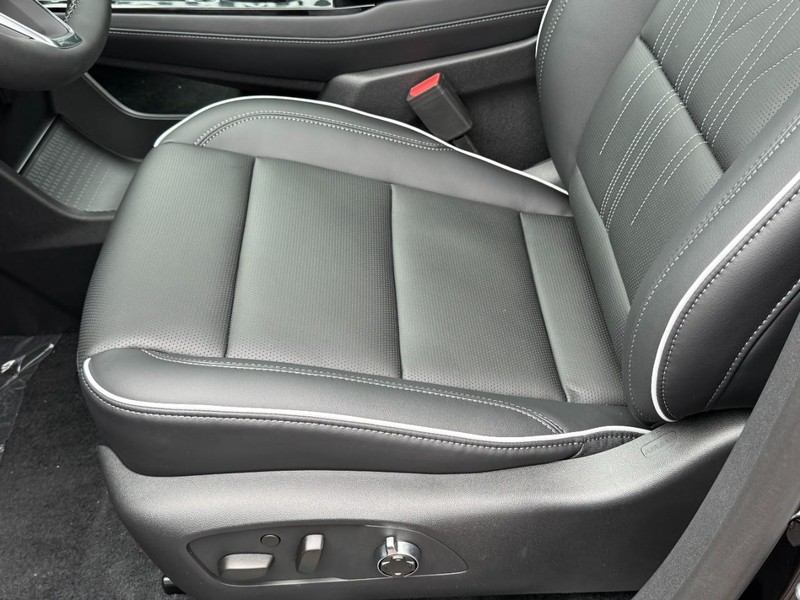 Buick Enclave Vehicle Image 19