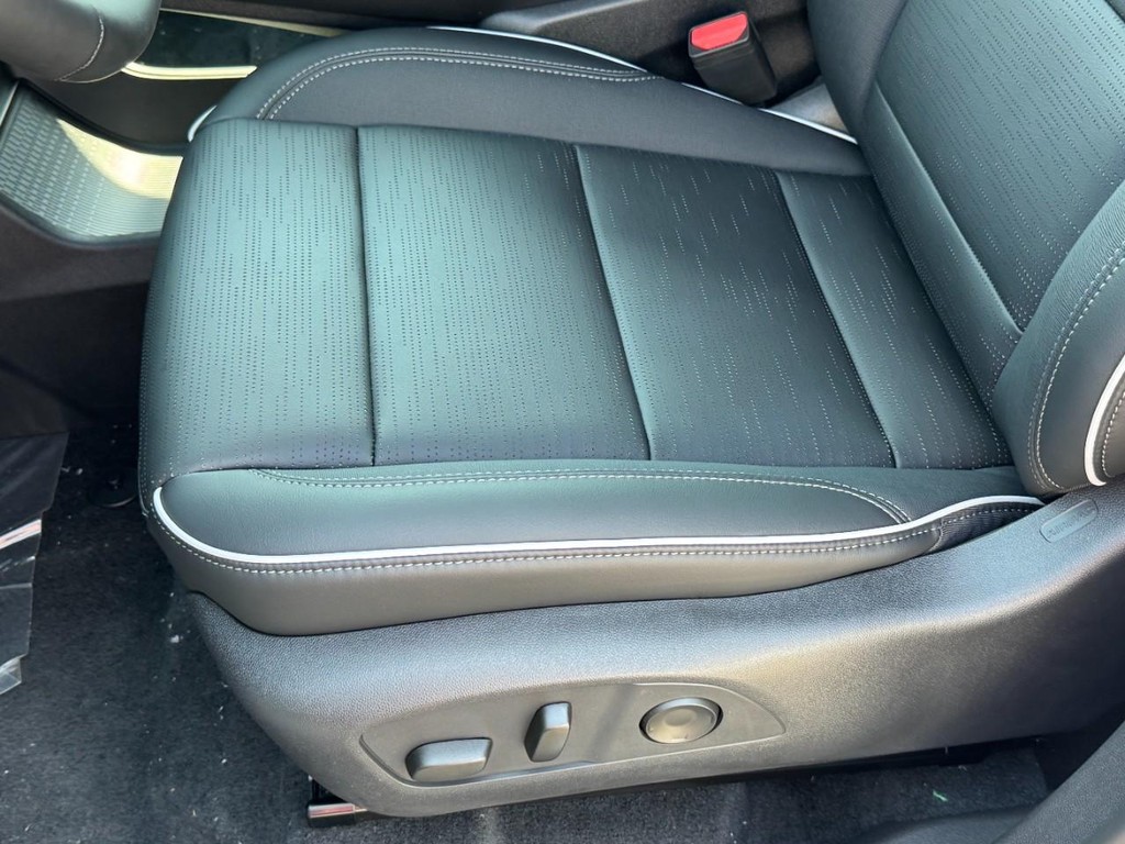 Buick Enclave Vehicle Image 17