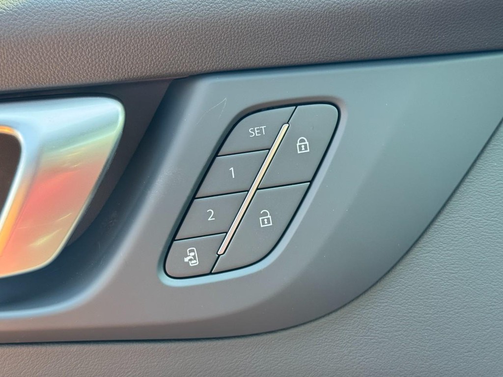 Buick Enclave Vehicle Image 11