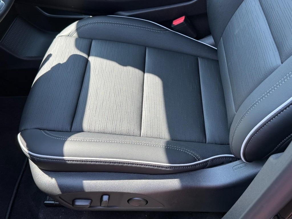 Buick Enclave Vehicle Image 17