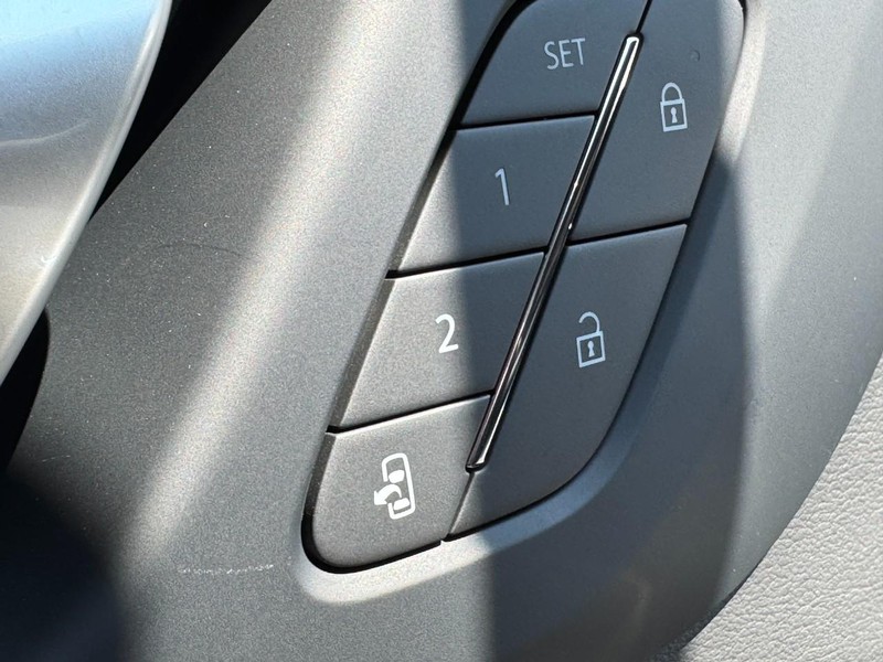 Buick Enclave Vehicle Image 11