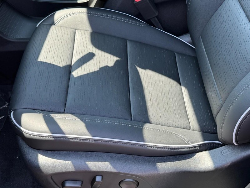 Buick Enclave Vehicle Image 17