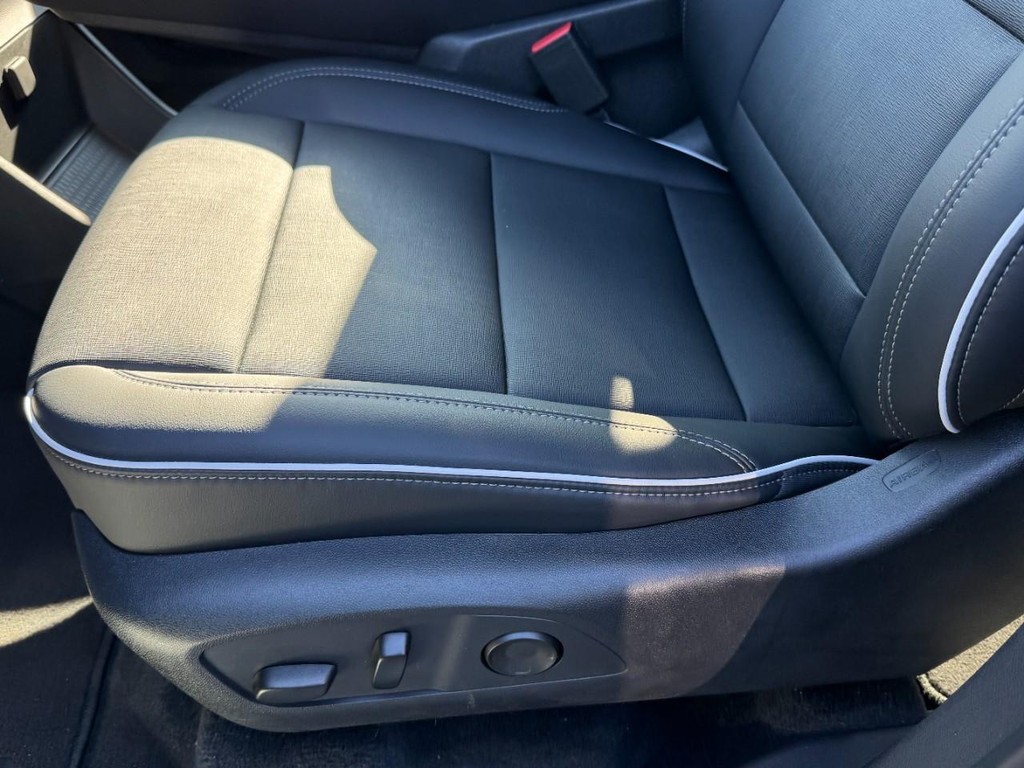 Buick Enclave Vehicle Image 16