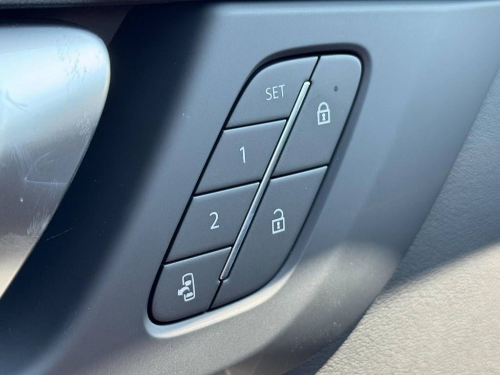 Buick Enclave Vehicle Image 11