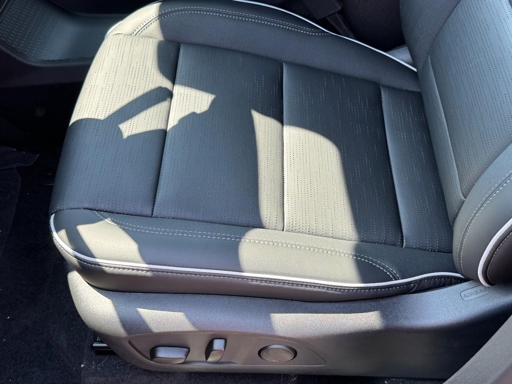 Buick Enclave Vehicle Image 17