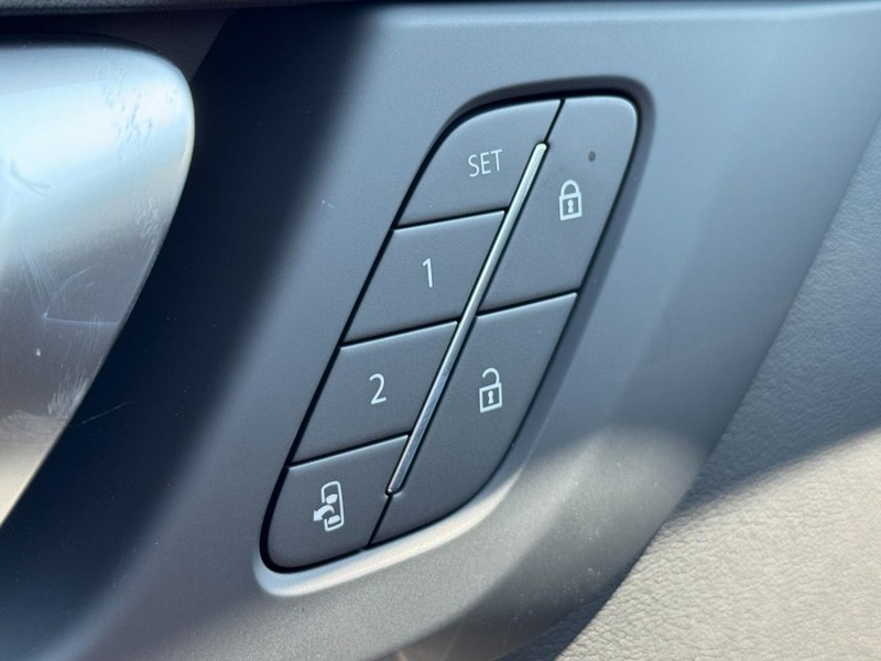 Buick Enclave Vehicle Image 11