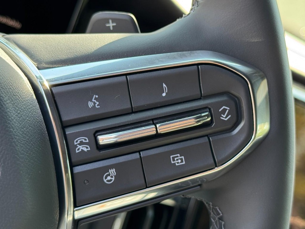 GMC Acadia Vehicle Image 11