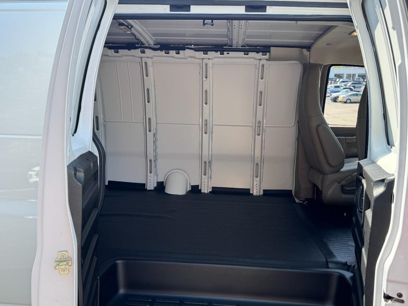 GMC Savana Cargo Van Vehicle Image 05