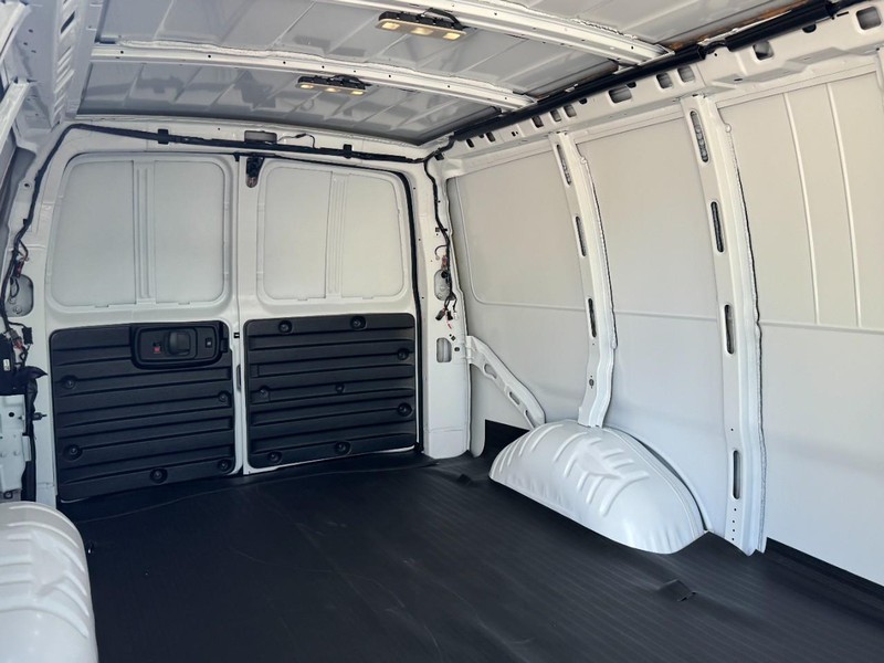 GMC Savana Cargo Van Vehicle Image 06