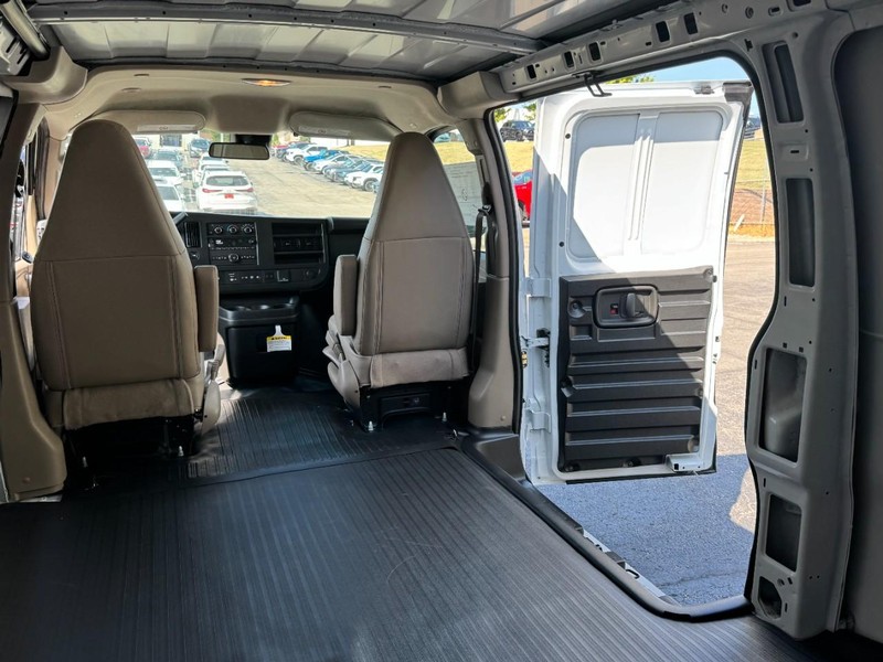 GMC Savana Cargo Van Vehicle Image 07