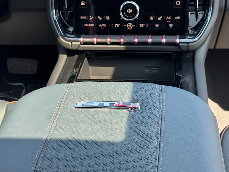 GMC Yukon Vehicle Image 10