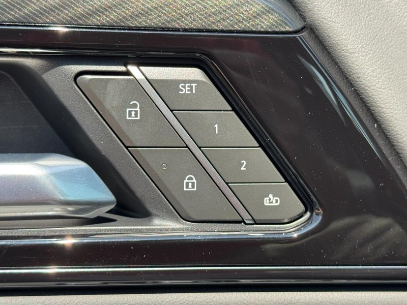 GMC Yukon Vehicle Image 11