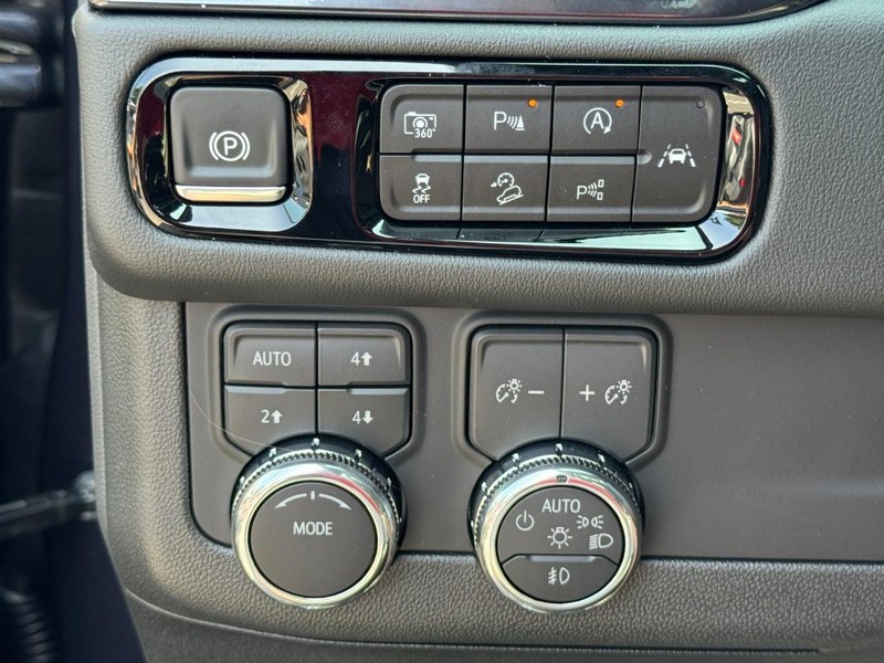 GMC Yukon Vehicle Image 12