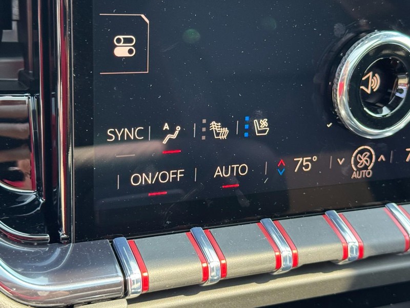 GMC Yukon Vehicle Image 15