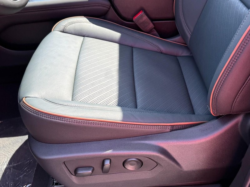 GMC Yukon Vehicle Image 18