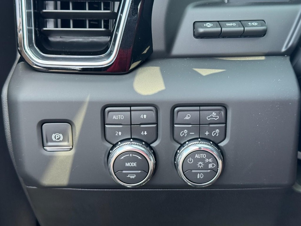 GMC Sierra 1500 Vehicle Image 11