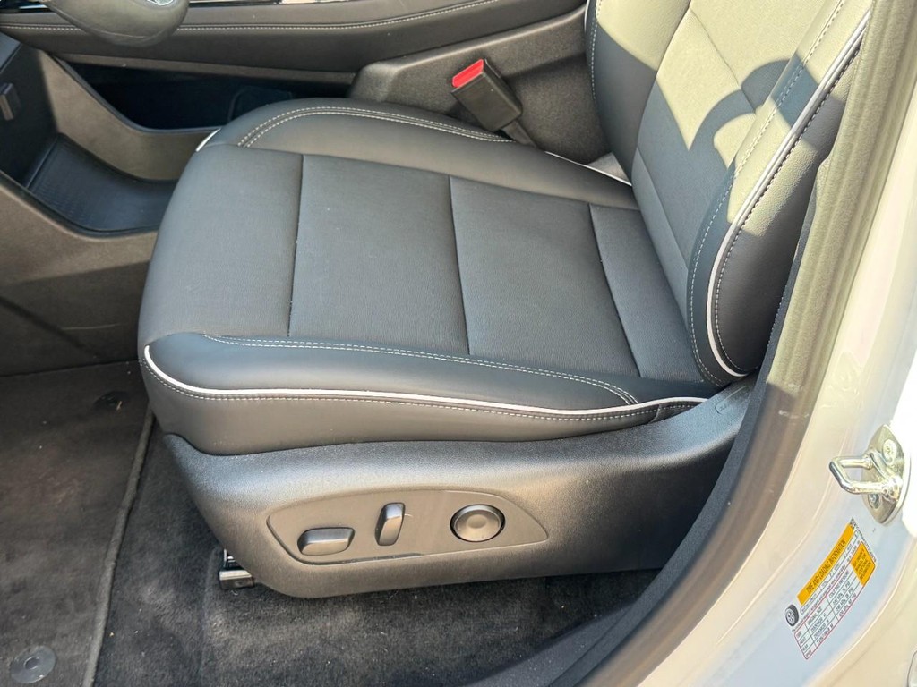 Buick Enclave Vehicle Image 16