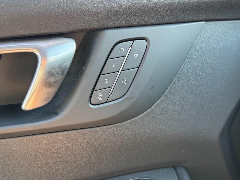 Buick Enclave Vehicle Image 10