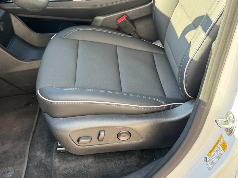 Buick Enclave Vehicle Image 16