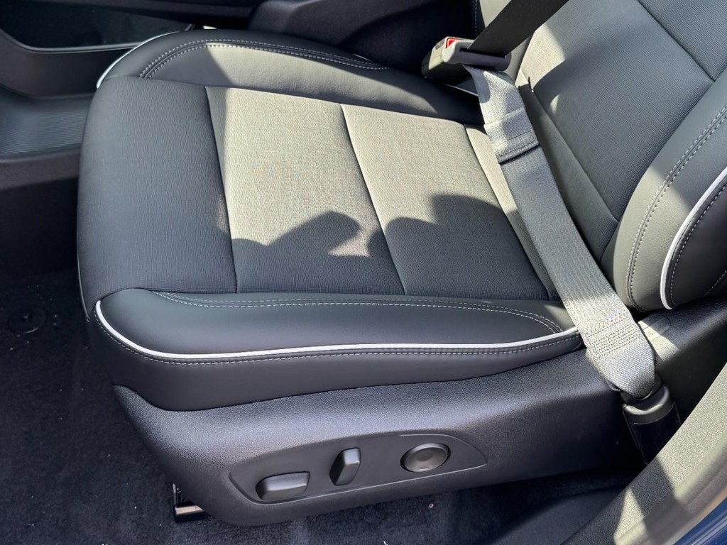 Buick Enclave Vehicle Image 17