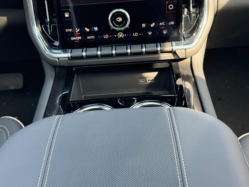 GMC Yukon XL Vehicle Image 10